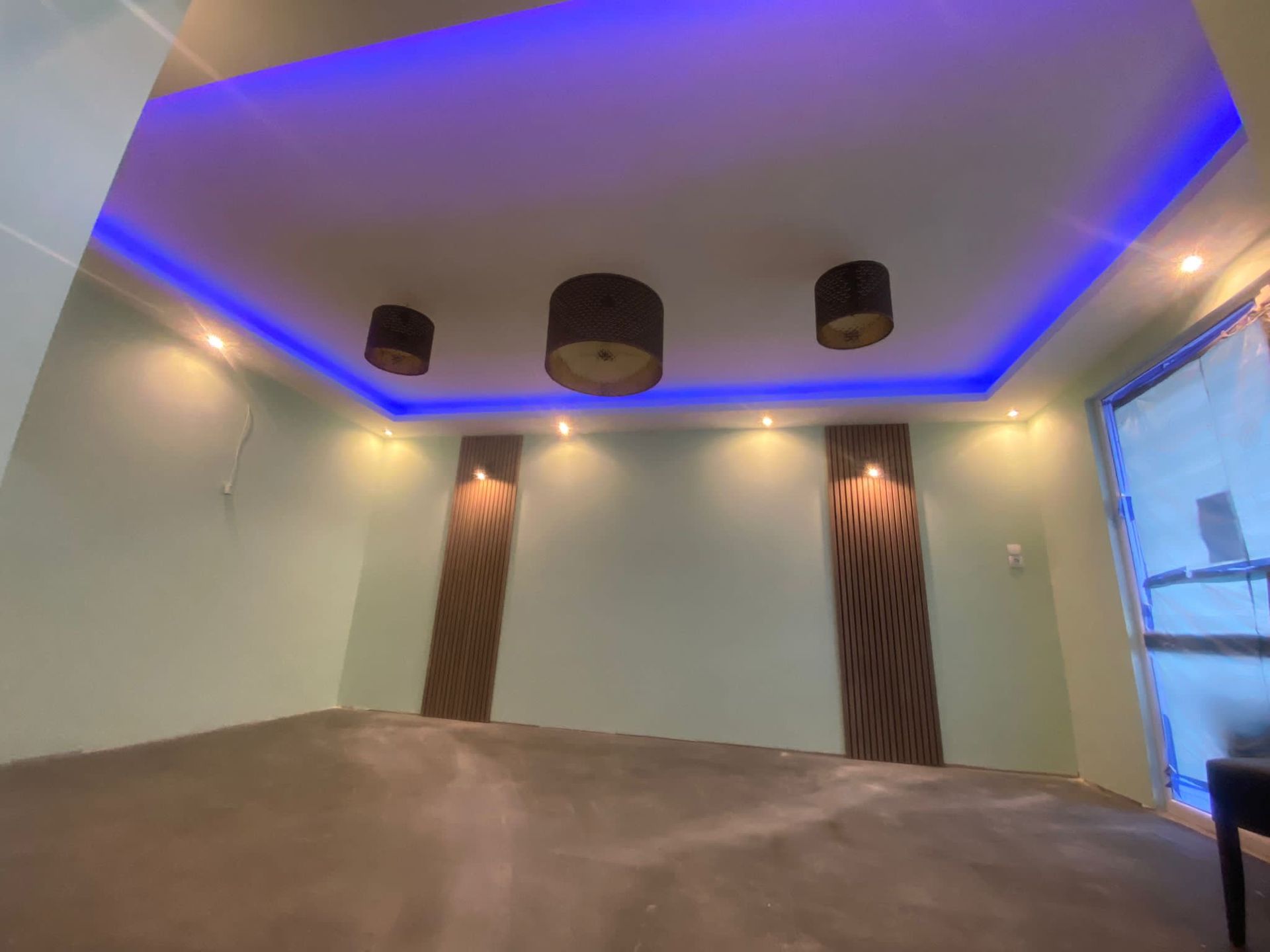 Ein Raum mit einer Decke, an der blaue Lichter hängen.