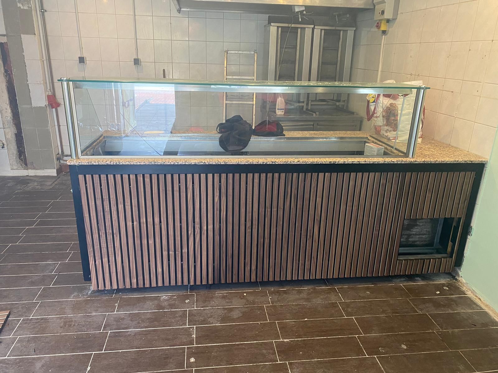 Eine Theke in einer Küche mit einer Glasvitrine