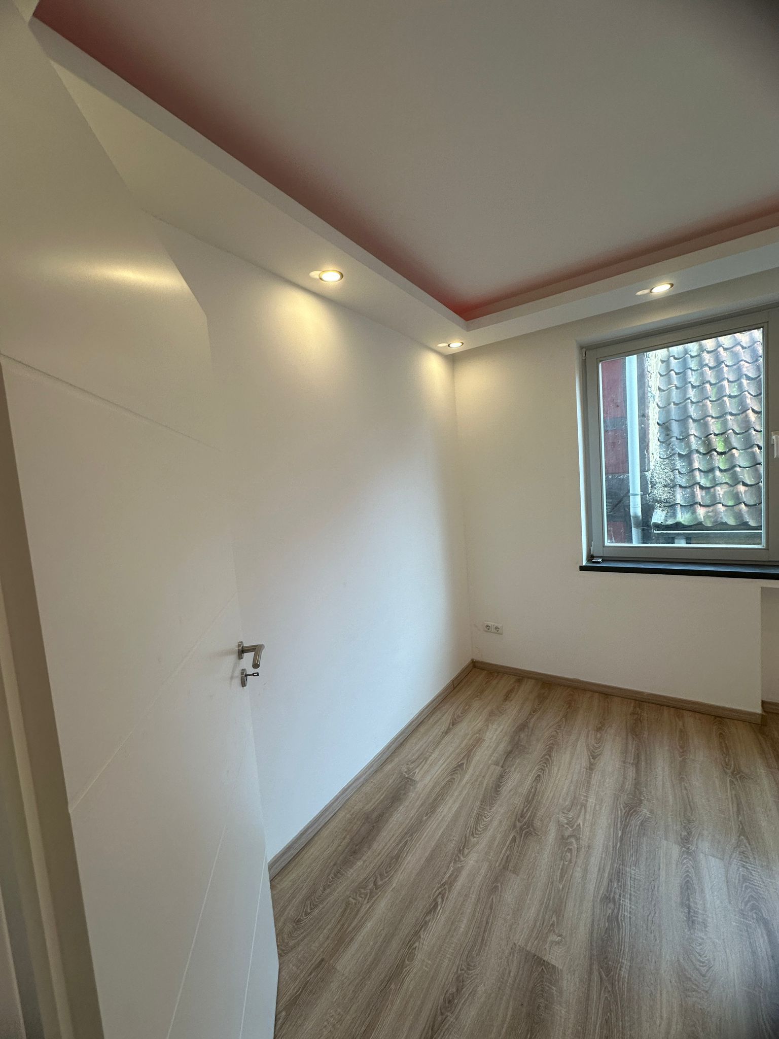 In der Ecke des Zimmers ist ein Fenster.