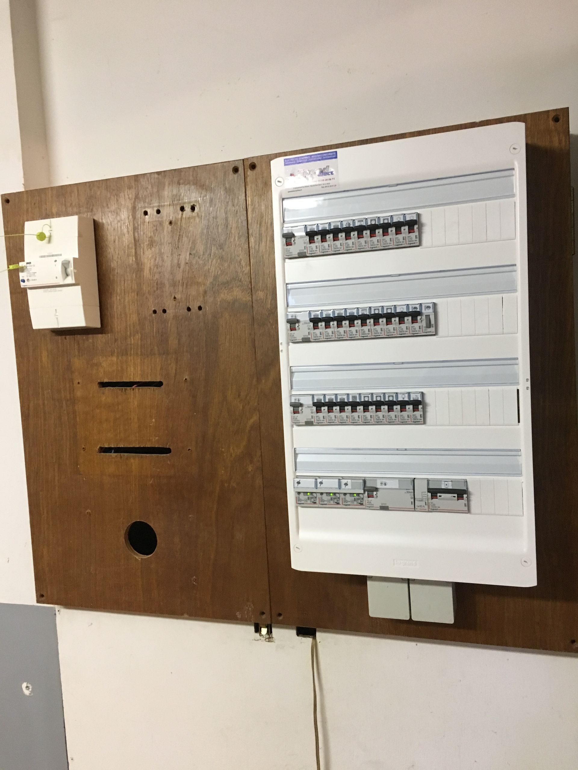 Tableau électrique sur un mur en bois