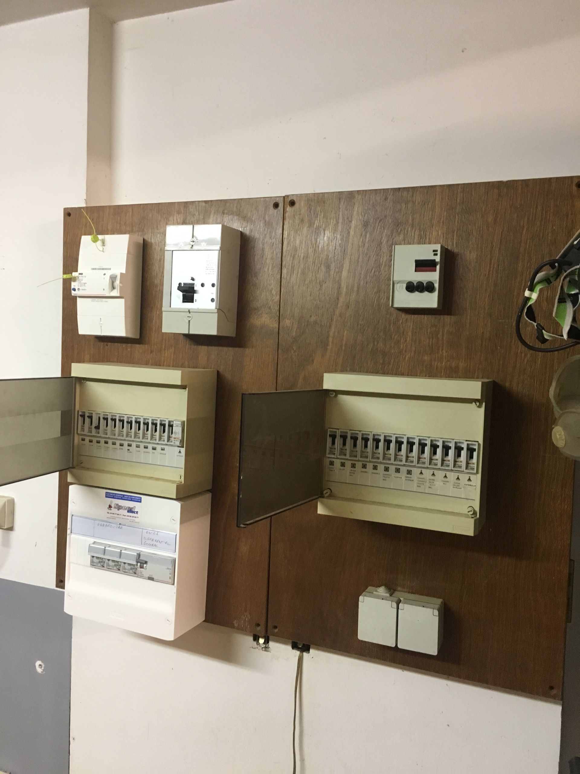 Mur bois avec tableau électrique
