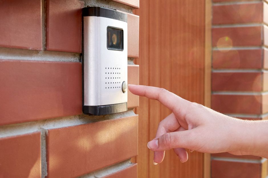 Quelqu'un sonne à l'interphone d'une maison