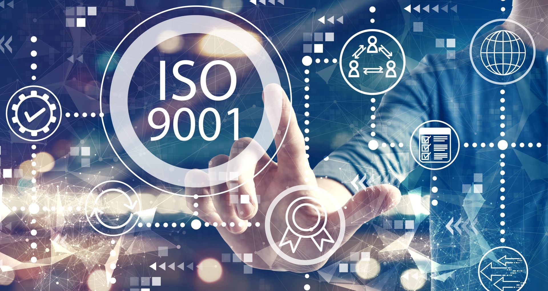 Une main touchant une mention ISO 9001 au milieu de symboles de gestion de la qualité numérique.
