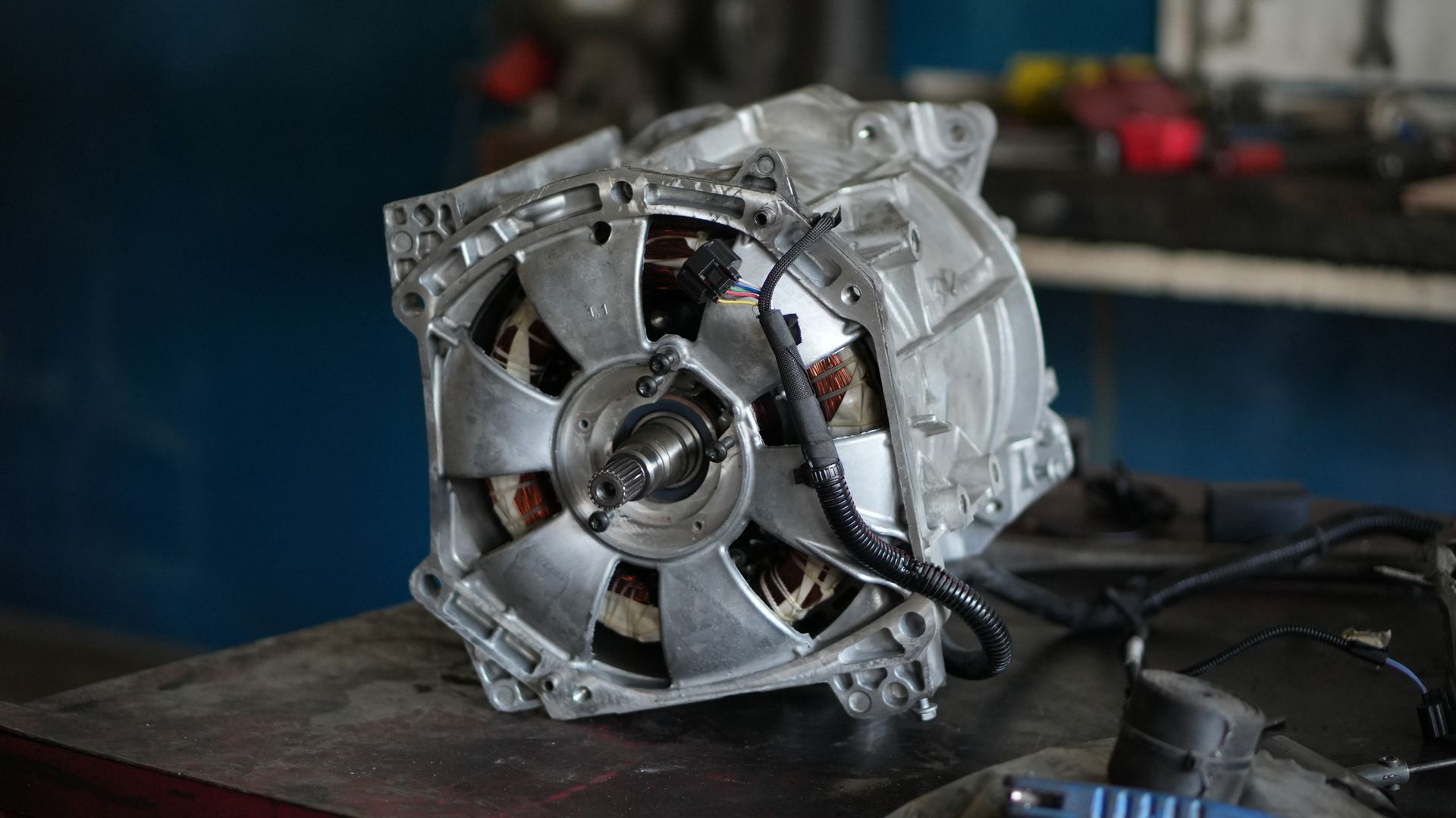 Une femme utilise son téléphone pendant que son véhicule électrique se recharge.