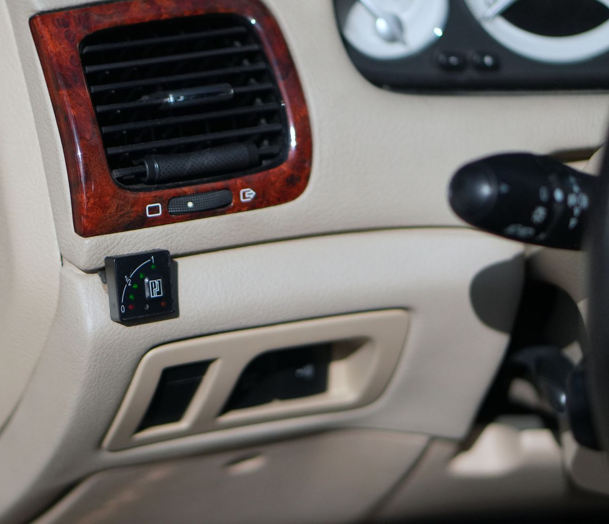 Gicleur de carburant pour GPL (gaz de pétrole liquéfié) sur une pompe à essence, gris et bleu.