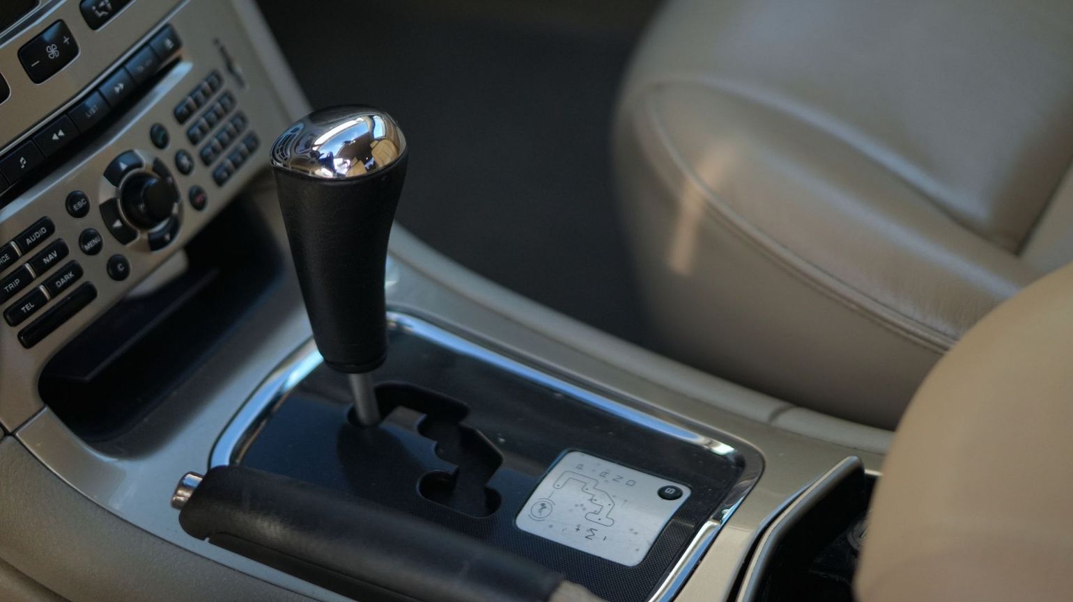 Indicateur de changement de vitesse de voiture avec symboles P, R, N, DM + en blanc sur fond noir.