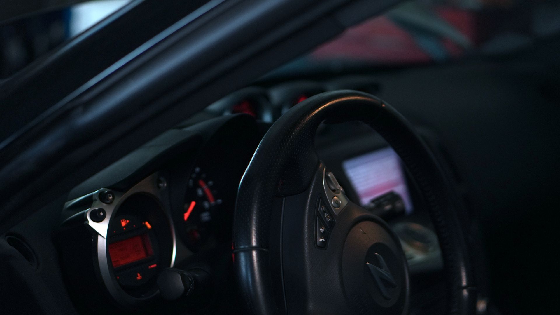 Voiture électrique blanche en charge à la maison, branchée sur un chargeur mural.