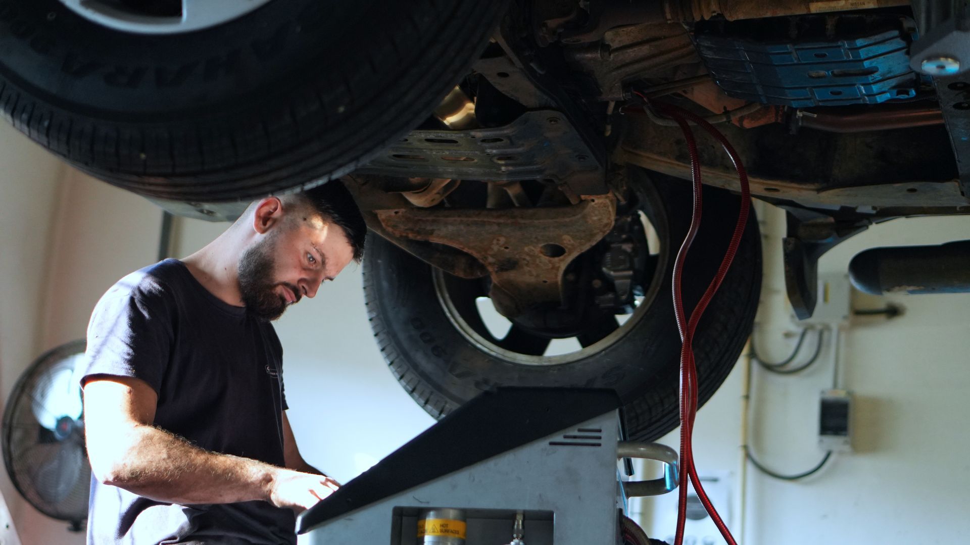 Console intérieure de voiture avec levier de vitesses, cadran et boutons de commande ; noir et argent.