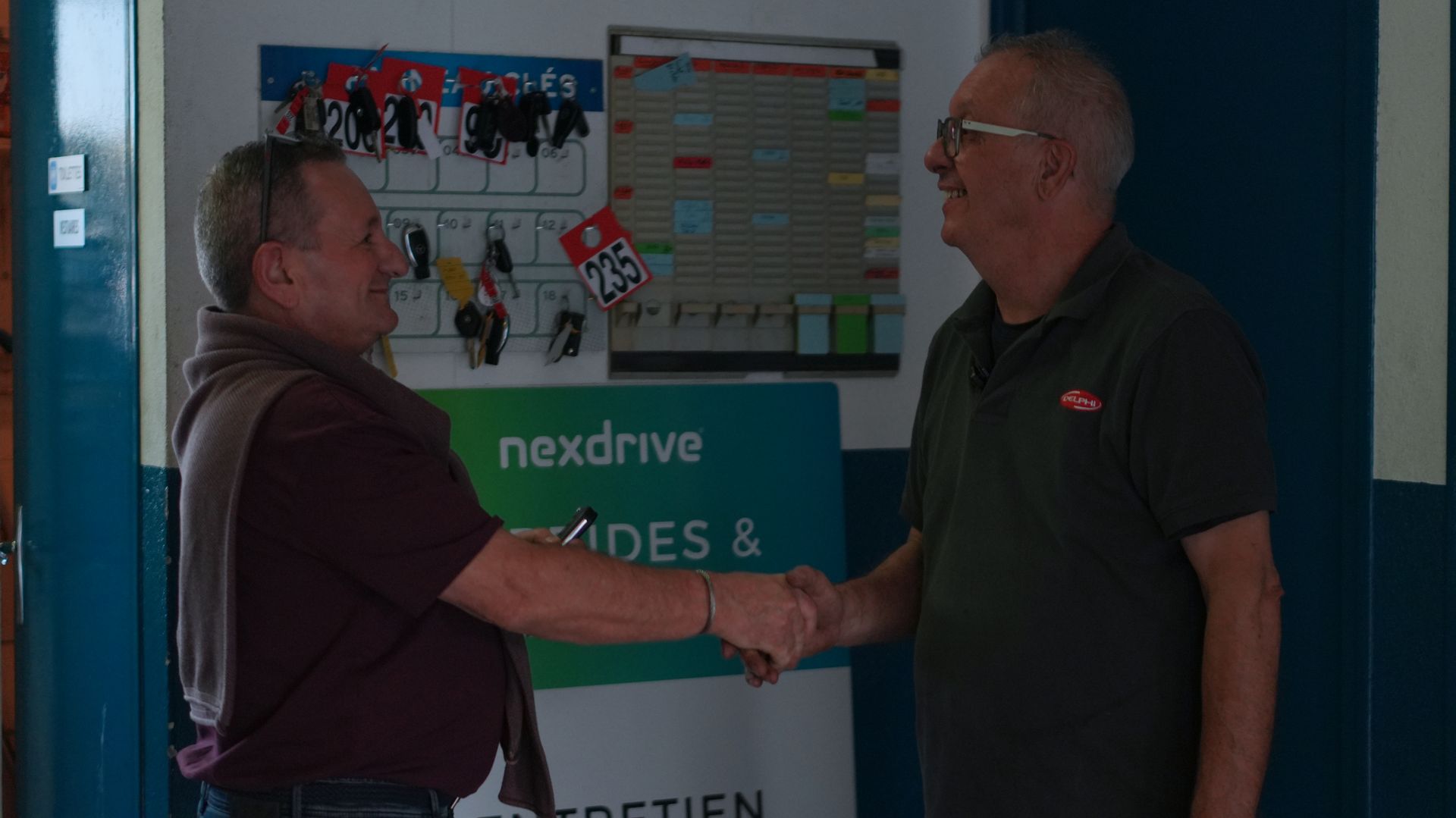 Clés et pinces sur un moteur de voiture ouvert, suggérant des travaux de réparation.