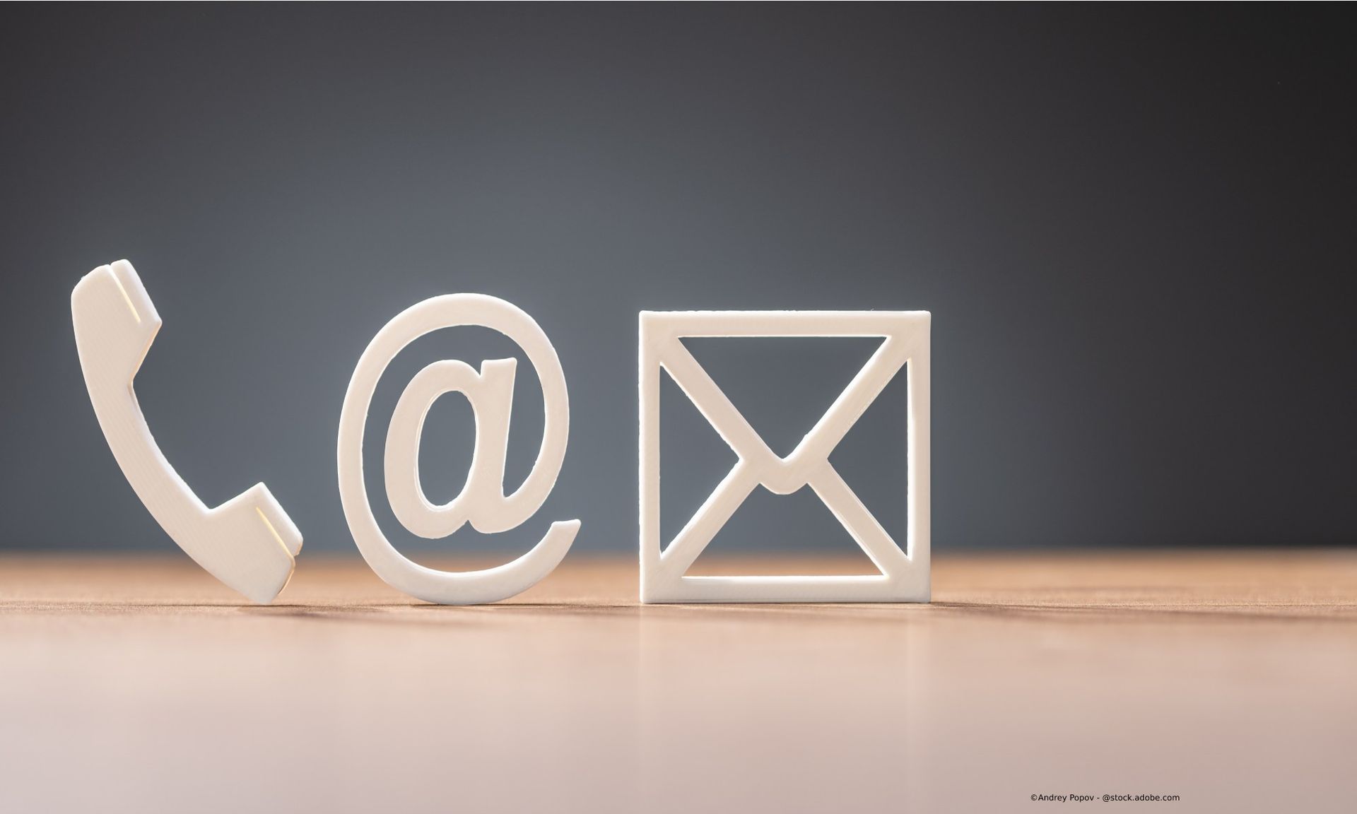 Bild mit Icons für Briefumschlag und At-Zeichen zur Kontaktaufnahme mit Saeid Nasouhi