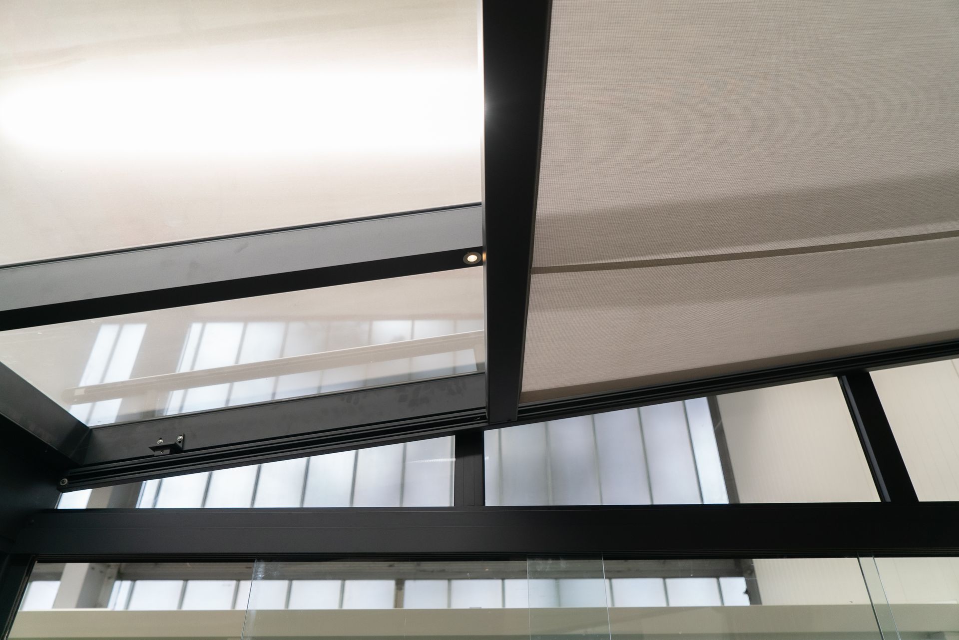 Ausgeklappte gelbe Markise an einem weißen Einfamilienhaus, montiert von Saeid Nasouhi