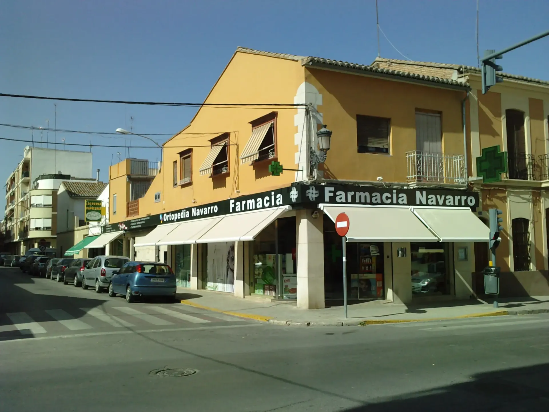 Un dosel beige que se extiende sobre el espacio exterior, decorado con luces.