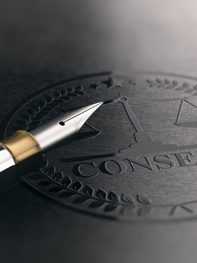 Stylo-plume sur sceau en relief avec balance de la justice.