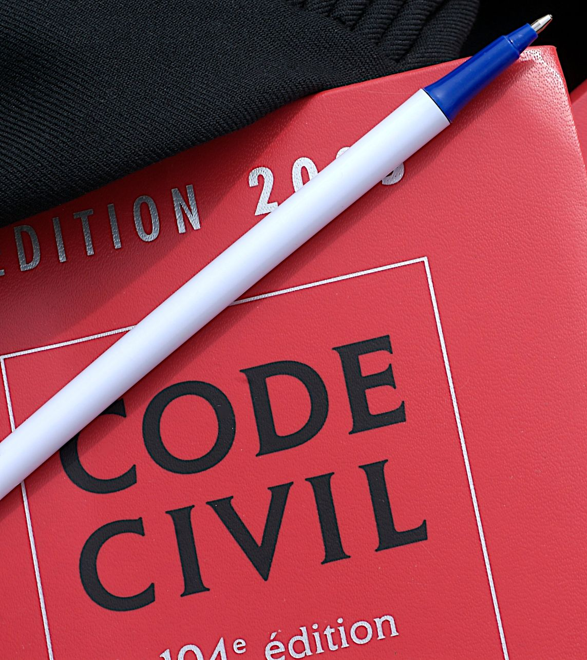 CODE CIVIL, édition 2018, sur une surface circulaire noire, sur une table en bois.