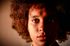Un primer plano de la cara de una niña con un afro.