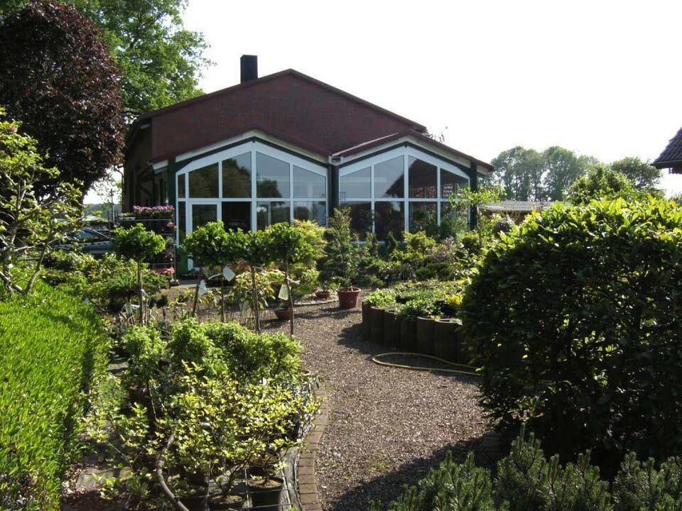 Maik Großblotekamp Garten- und Landschaftspflege – Blick auf das Gewächshaus der Baumschule
