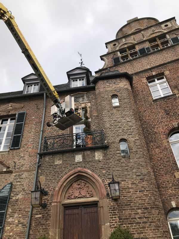 Ein großes Backsteingebäude mit einem Kran an der Seite.