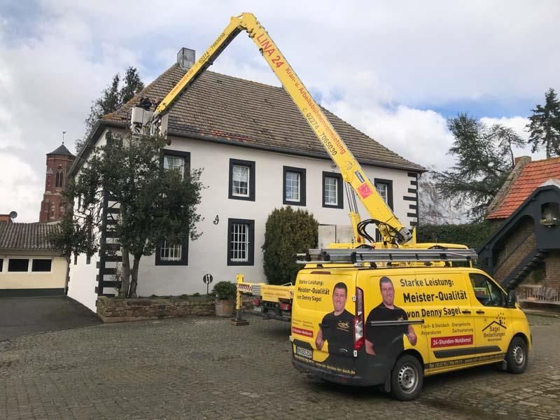 Ein gelber Lieferwagen steht vor einem weißen Gebäude