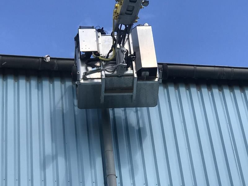 Ein Kran ist an der Seite eines Gebäudes befestigt