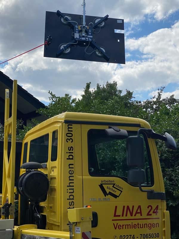 Ein gelber LKW mit der Aufschrift „Lina 24“ auf der Seite