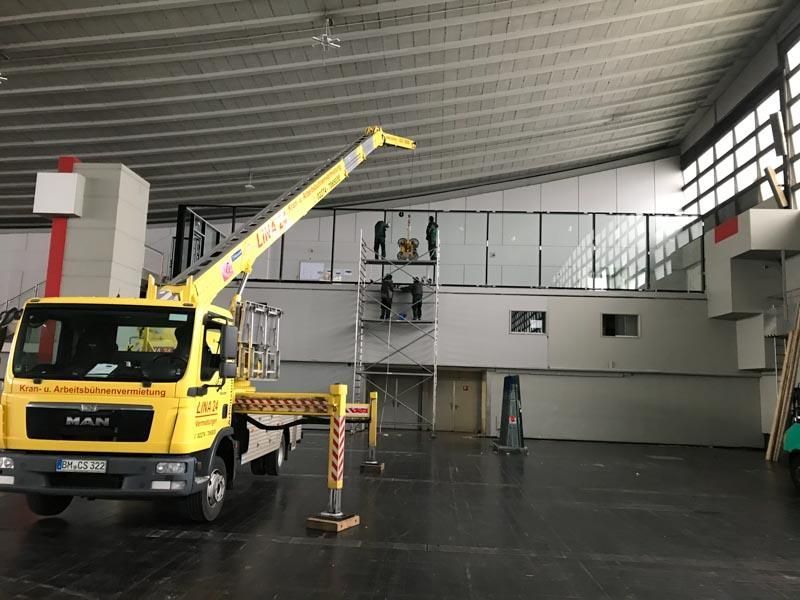 Ein gelber LKW steht in einem Lagerhaus