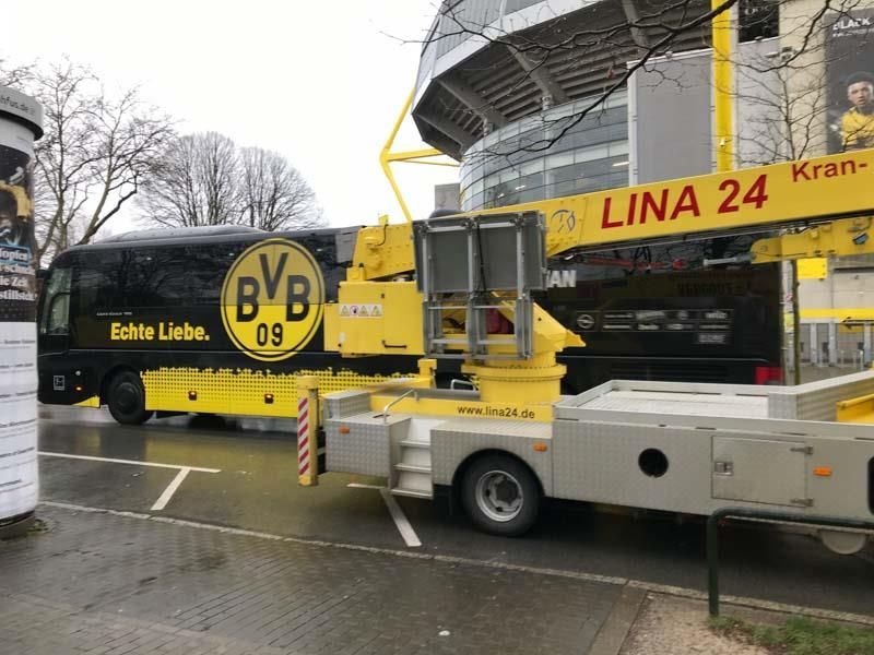 Ein schwarz-gelber Bus mit dem Wort BVB darauf