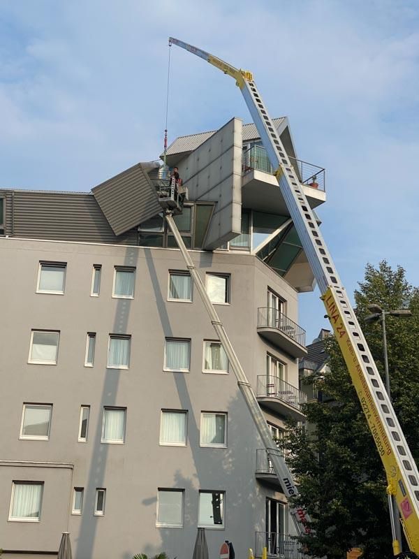 Ein großes Gebäude mit einem Kran darauf