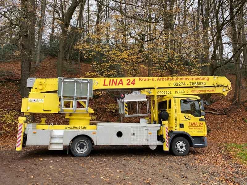 Ein gelber LKW mit der Aufschrift „Lina 24“ auf der Seite