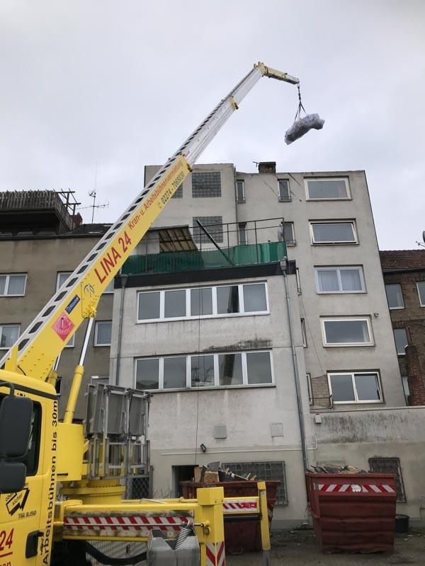 Ein gelber Kranich mit dem Wort Lina darauf