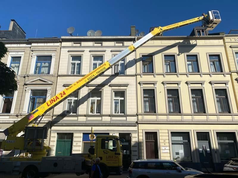 Ein gelber Kranich mit der Nummer 34 darauf