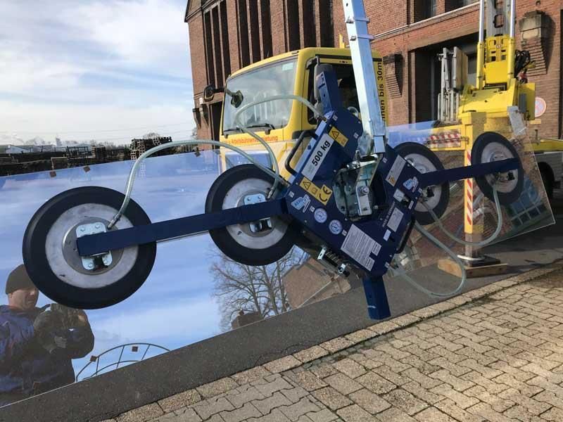 Ein gelber LKW wird von einer Maschine angehoben, die wie ein Motorrad aussieht