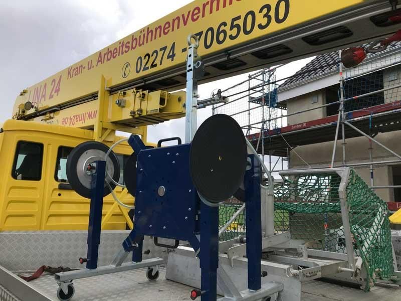 Ein gelber LKW mit der Nummer 065030 auf der Seite