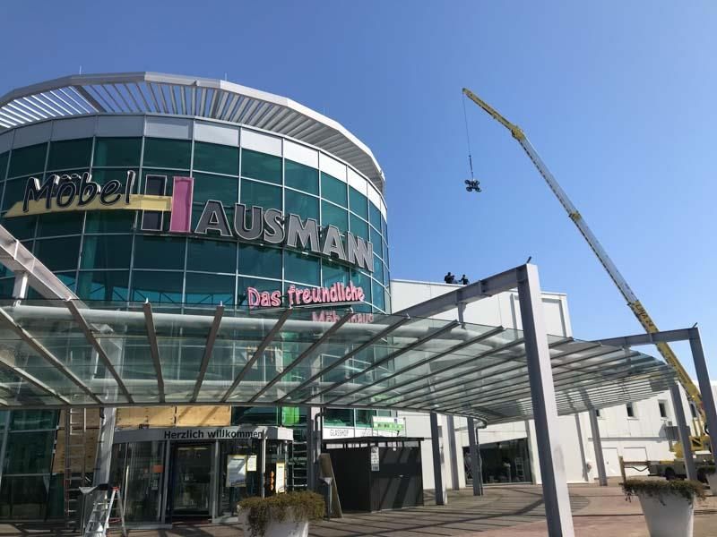 Ein großes Gebäude mit dem Wort Hausmann darauf