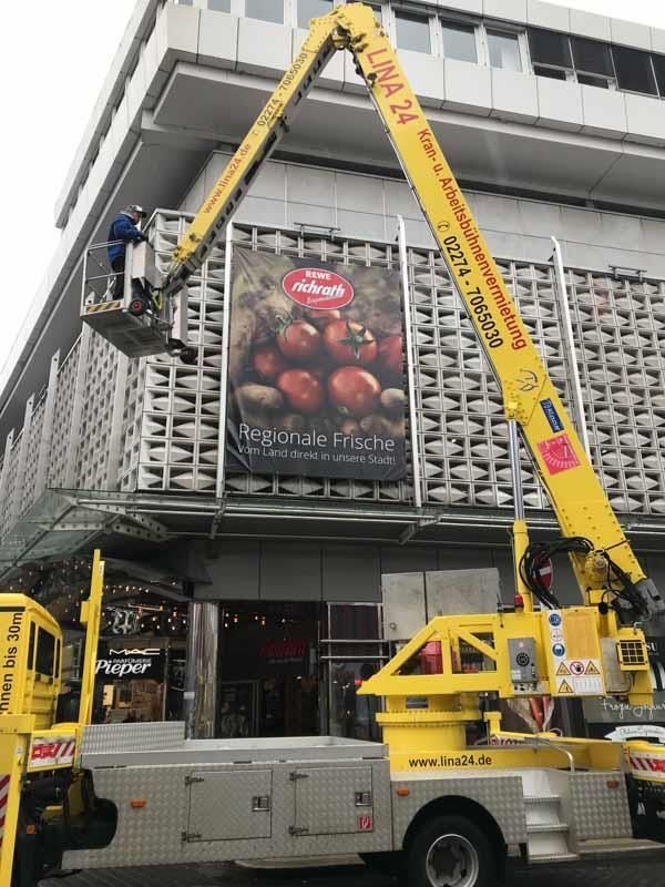 Ein gelber Lastwagen mit dem Wort „Plaza“ darauf
