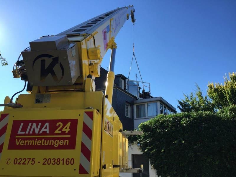 Ein gelber LKW mit der Aufschrift „Lina 24“ auf der Rückseite