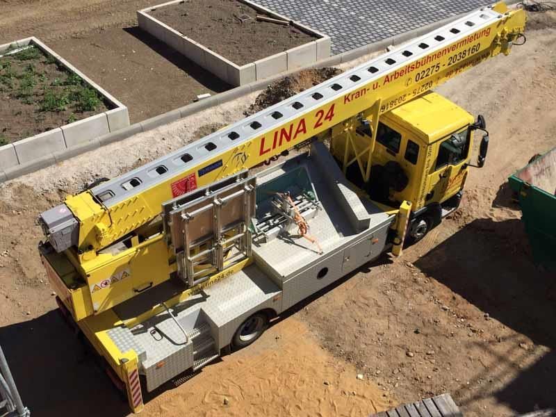 Ein gelber LKW mit der Aufschrift „Lina 24“ auf der Seite