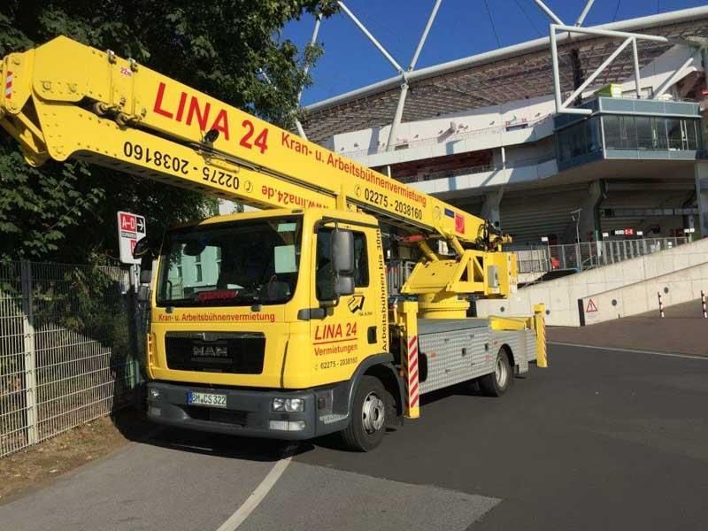 Ein gelber LKW mit der Aufschrift „Lina 24“ auf der Seite