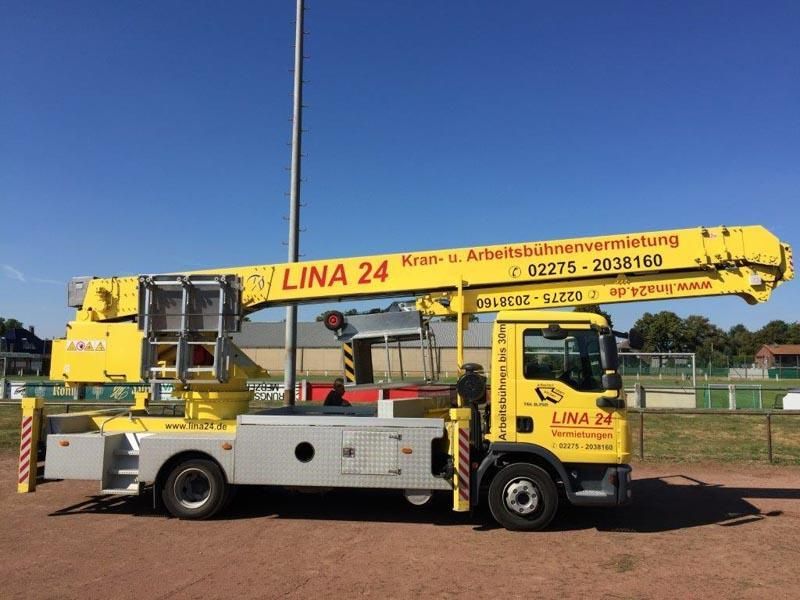 Ein gelber LKW mit der Aufschrift „Lina 24“ auf der Seite