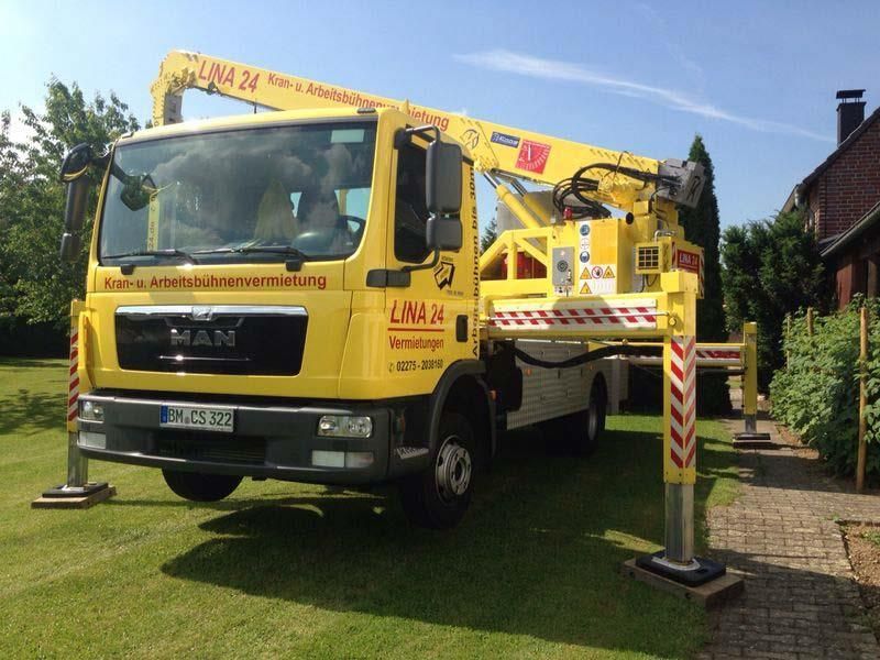 Ein gelber LKW steht im Gras