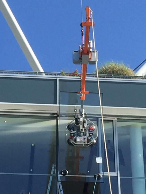 Eine Maschine ist an der Seite eines Gebäudes angebracht