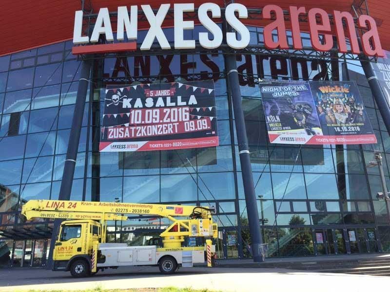 Vor der Lanxess Arena parkt ein gelber Truck