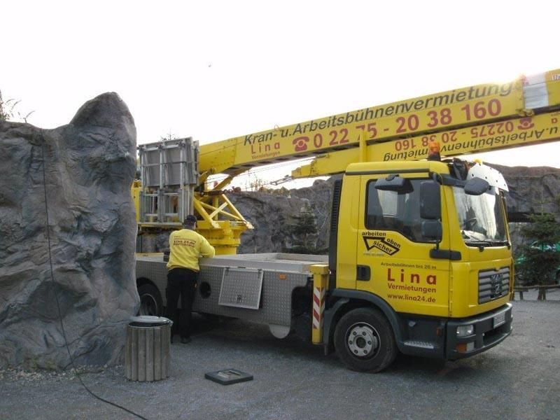 Ein gelber Lastwagen mit dem Wort „Lino“ auf der Seite