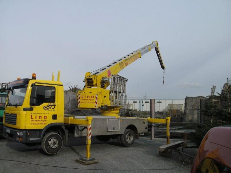 Ein gelber Lastwagen mit dem Wort „Lino“ auf der Seite