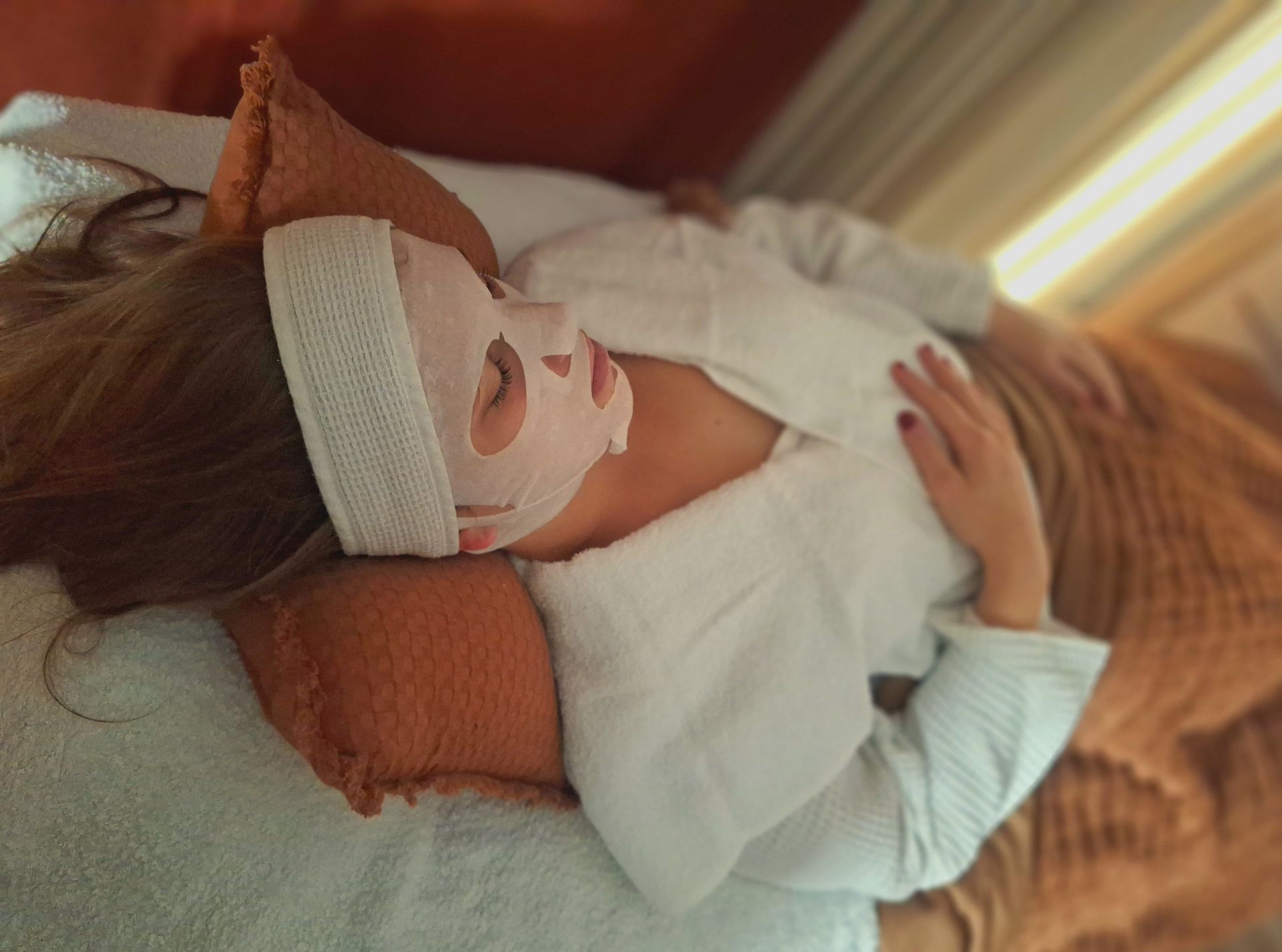 Soin vapeur sur le visage d'une femme