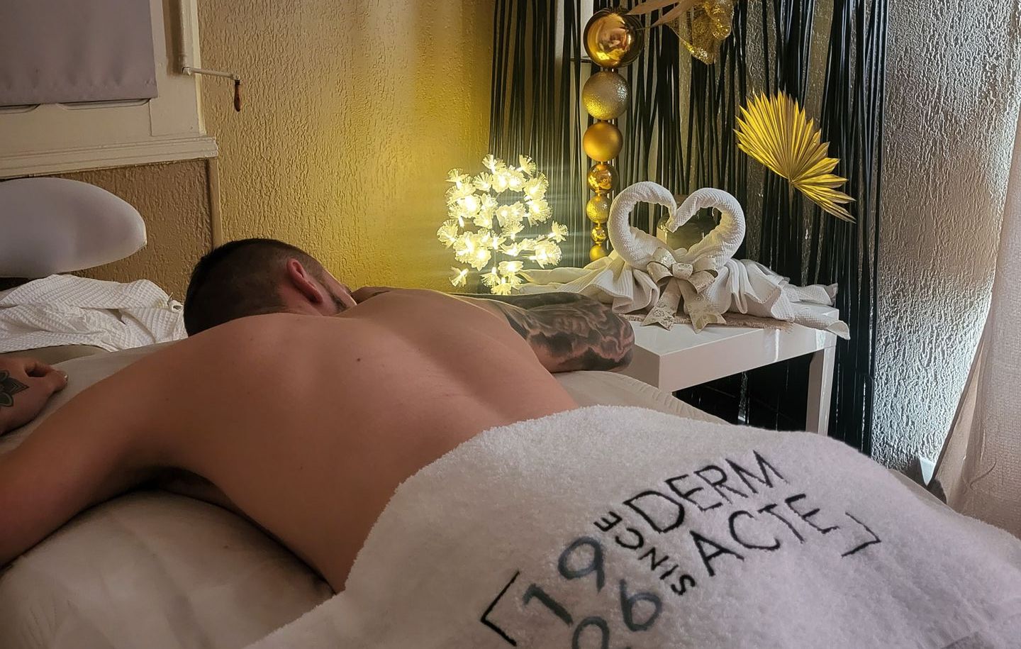 Homme allongé sur une table de massage