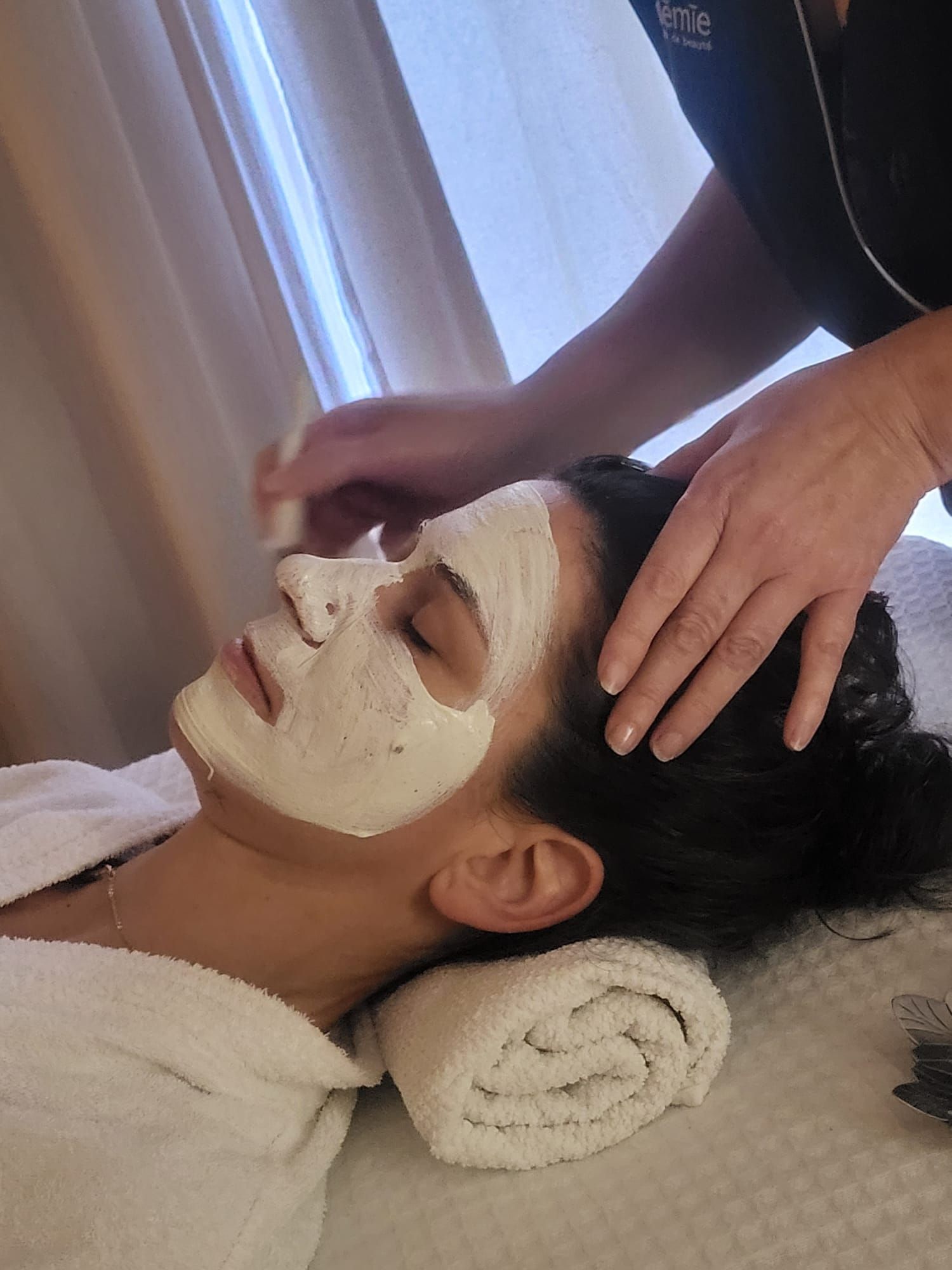 Soin vapeur sur le visage d'une femme