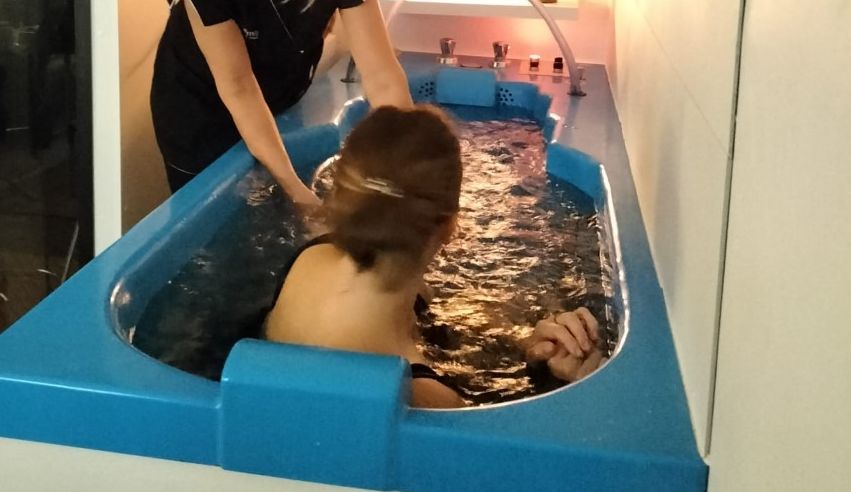 Bain à remous avec une cliente