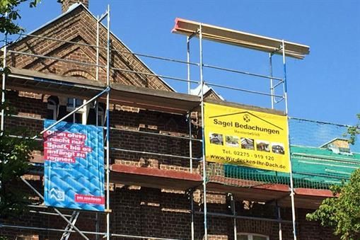 Sagel Bedachungen - Gerüst mit Plakat