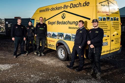 Sagel Bedachungen - Das Team vor Firmentransporter