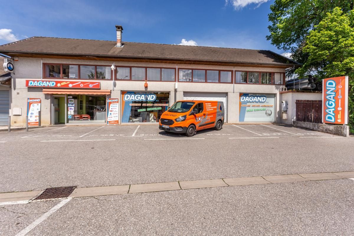 Un camion orange devant un magasin